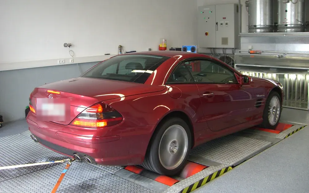 Mercedes-Benz Fahrzeug der SL-Baureihe auf dem Leistungsprüfstand