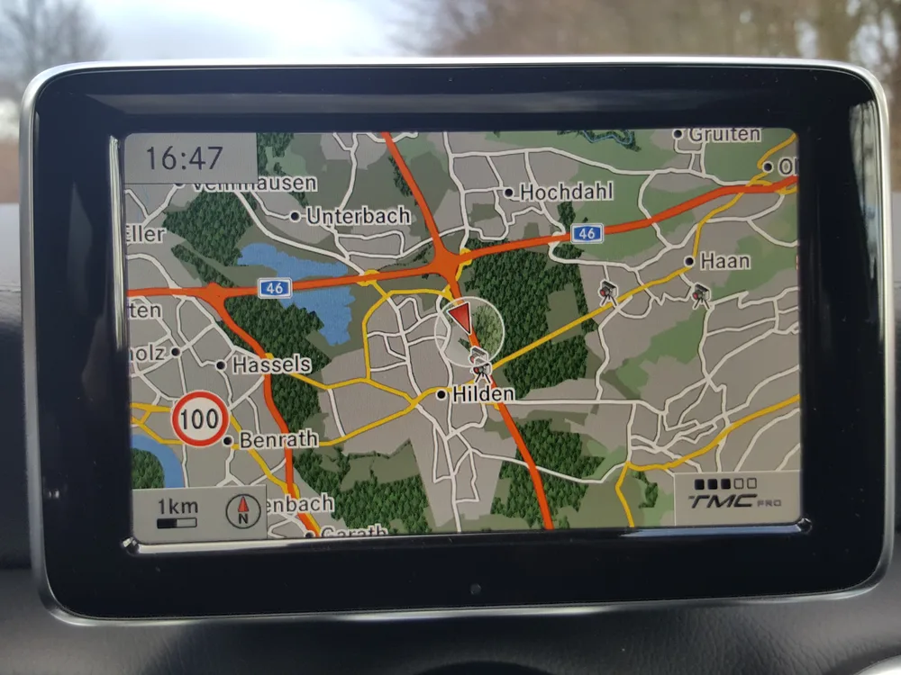 Nachgerüstetes Navigationsdisplay im Mercedes-Benz Fahrzeug