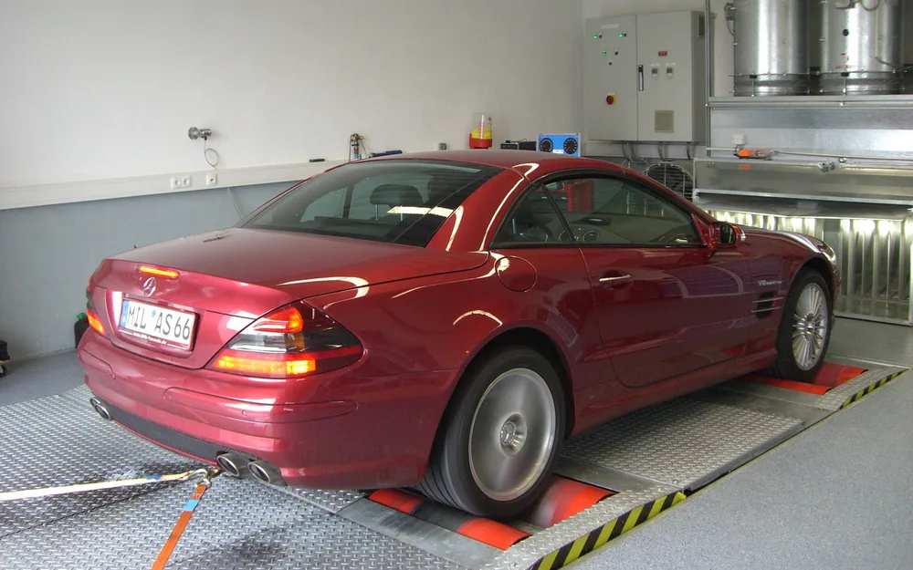 Mercedes-Benz Fahrzeug der SL-Baureihe auf dem Leistungsprüfstand