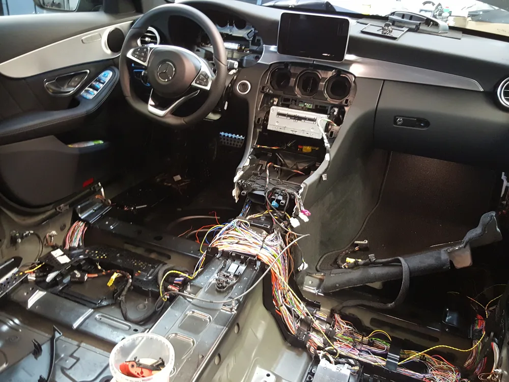 Einblick in eine Nachrüstung im Mercedes-Benz Innenraum